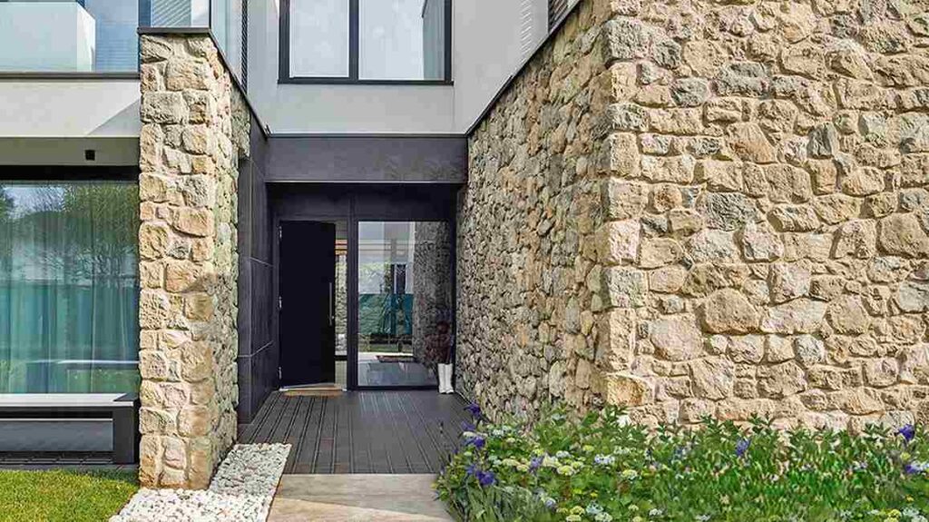 A Stone faced sculpting corner